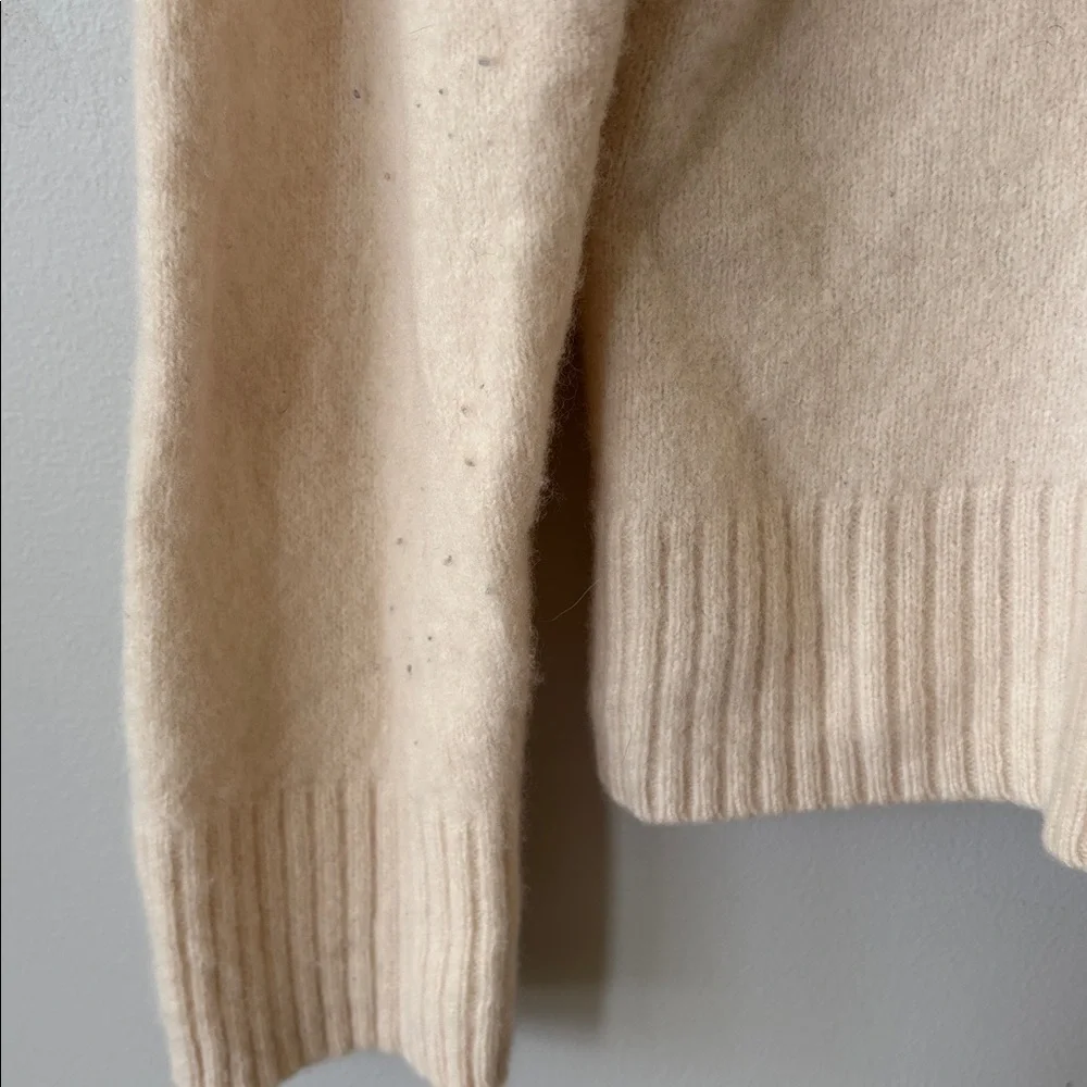 Uniqlo Women's 100% Wool Cream Crewneck Sweater Size Large | Cozy Classic Laye - Picture 8 of 8